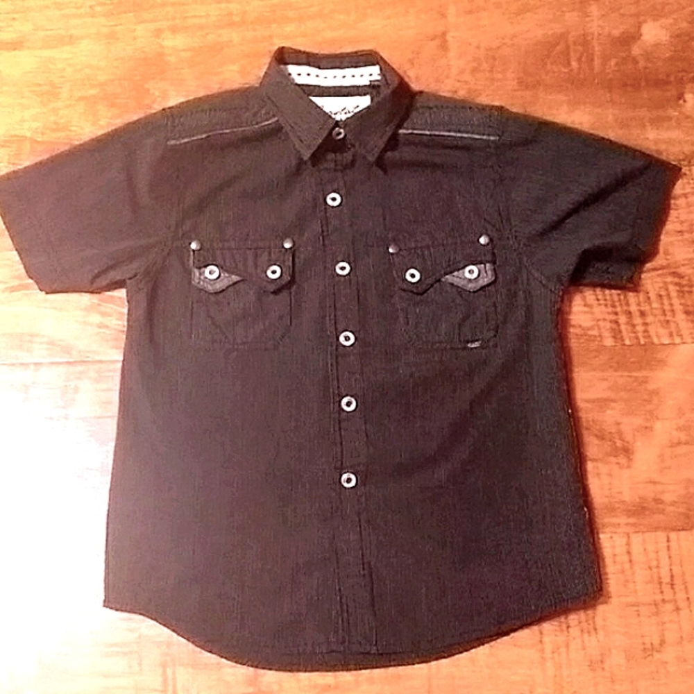 🖐🏽 Striped black short sleeve button up